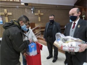 Distribución de alimentos a las familias necesitadas de la Parroquia Santa Inés