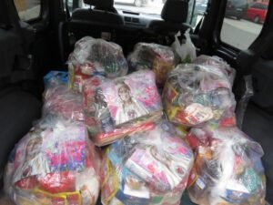 Distribución de alimentos a las familias necesitadas en el pequeño pueblo de Arcicollar en la provincia de Toledo